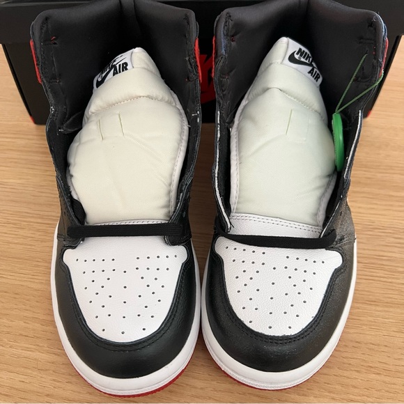 Jordan 1 Retro High Satin Black Toe - Picture 4 of 5